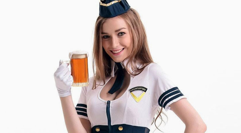 Стакан сока или воды на борту самолета